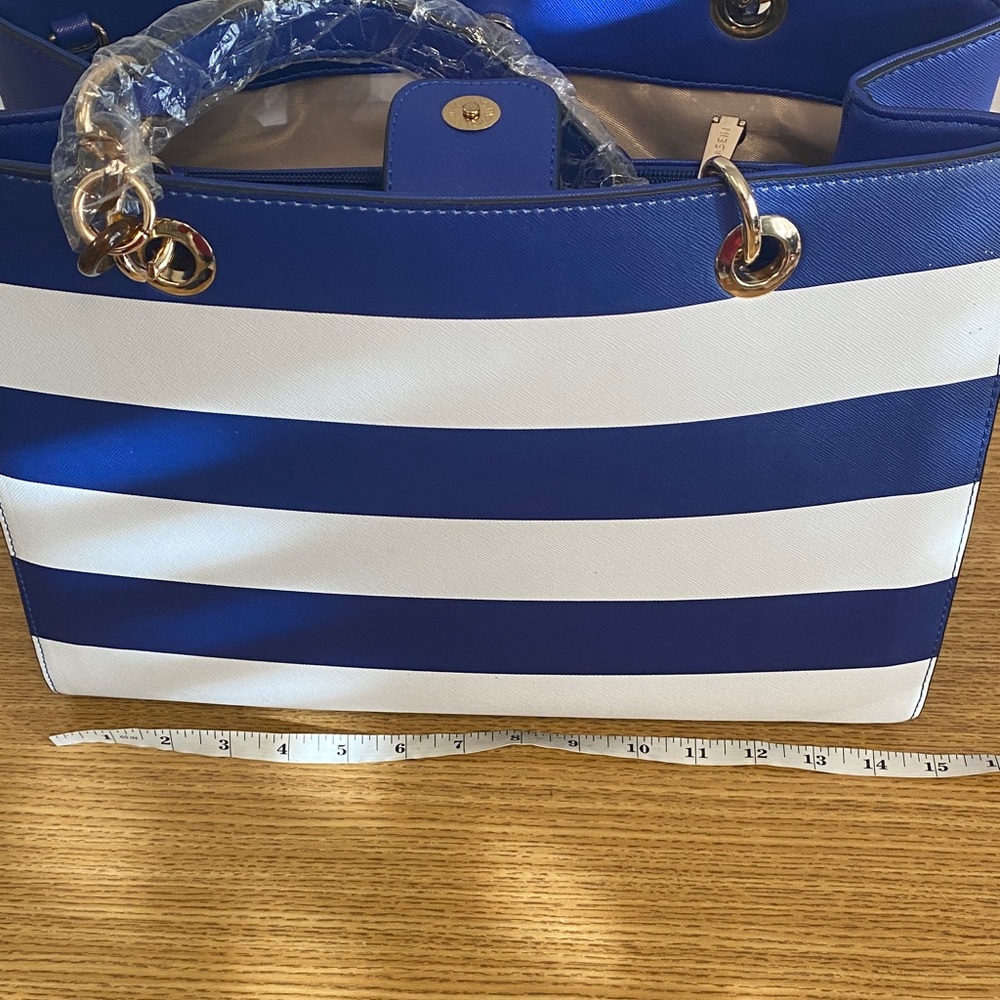 Elegant Blue and White Striped Tote Bag - Picture 9 of 9